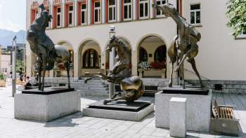 Scultura in bronzo Tre Cavalli di Nag Arnoldi davanti al palazzo del governo di Vaduz.