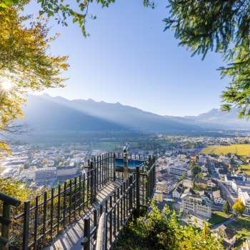 Vista dalla terrazza panoramica sulla soleggiata valle del Reno e sulla città di Vaduz.