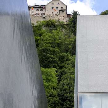 Museo d’arte del Liechtenstein con Hilti Art Foundation davanti al Castello di Vaduz 