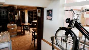 Interni eleganti del ristorante con mobili classici in legno e ambiente accogliente