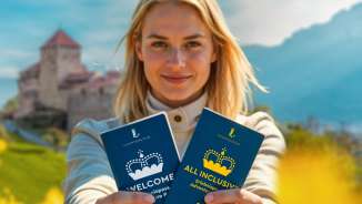Donna presenta il «Pass attrazioni BENVENUTO» e «Pass attrazioni TUTTO INCLUSO» davanti al Castello di Vaduz