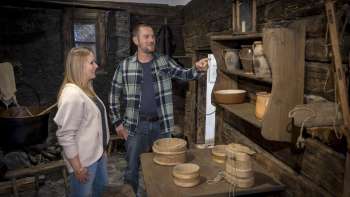 I visitatori osservano oggetti d'uso storici nel Museo Walser