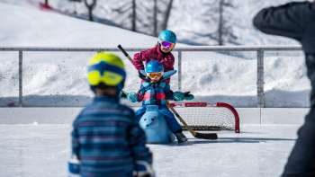 Famiglia mentre pattina e gioca a curling a Malbun