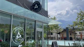 Vista esterna dell'American Bagel & Coffee Co. con vista sulla terrazza 