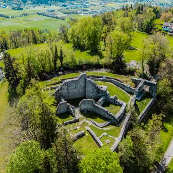 Vista aerea delle rovine del castello di Schellenberg, circondato da una fitta foresta e da prati.