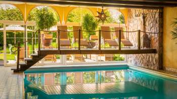 Area piscina con sedie a sdraio al Park Hotel Sonnenhof