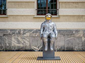 Scultura di astronauta in argento con visiera dorata alla mostra di scultura di Bad Ragartz a Vaduz