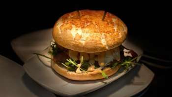 Primo piano di un delizioso hamburger nell'American Diner 1950