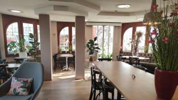 Vista del caffè arredato con cura della Caffetteria Georg Brot & Kaffee