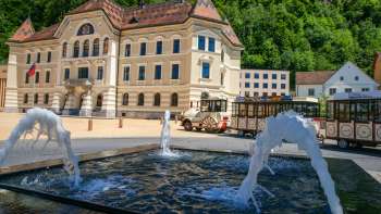 Il palazzo del governo del Liechtenstein con la fontana in primo piano.