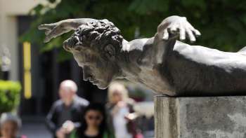 Scultura in bronzo Phoenix di Doris Bühler a Vaduz, un corpo umano in posa volante montato su un basamento.