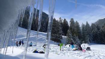 Un gruppo di persone costruisce un igloo