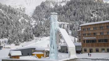 Vista della torre di ghiaccio a Malbun con la foresta innevata sullo sfondo