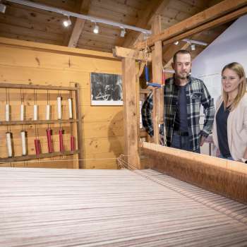 I visitatori osservano il telaio nel Museo Walser
