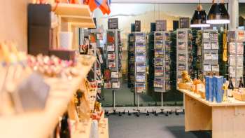 Vista su cartoline e souvenir nell'area di vendita del Liechtenstein Centre