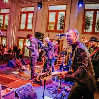 Musicisti Soulvision Allstars sul palco del FL1.LIFE Festival di fronte al palazzo del governo di Vaduz