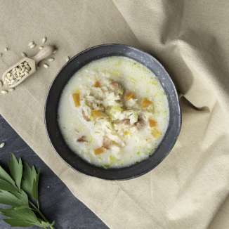 Zuppa d'orzo cremosa con verdure e pancetta - un piatto tradizionale del Liechtenstein