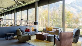 Accogliente area lounge presso il B&B HotelEschen poltrone e divani