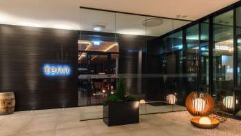 Vista esterna del bar e del ristorante lounge con architettura moderna ed elegante area d'ingresso.