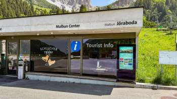 Vista sul Malbun Center il panorama montano del Liechtenstein sullo sfondo
