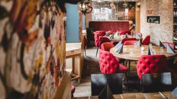 Grandangolo del PUR Restaurant & Bar, con il suo ambiente invitante e l'amorevole attenzione per i dettagli.