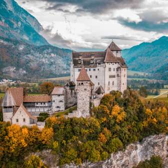Foto panoramica della rocca di Gutenberg medievale in Liechtenstein con un colorato paesaggio autunnale e uno sfondo alpino