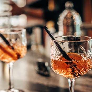 Due bicchieri da aperitivo con fette d'arancia sul bancone