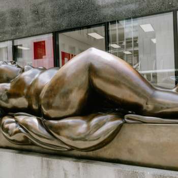 Scultura in bronzo di una donna sdraiata davanti al museo d’arte del Liechtenstein a Vaduz.
