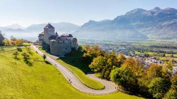 Il castello di Vaduz si trova su una collina che domina la valle del Reno e le montagne circostanti.