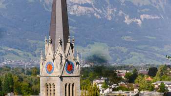 Vista della Cattedrale di San Florin a Vaduz con le montagne sullo sfondo