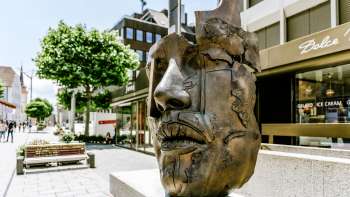 Moderna scultura in bronzo raffigurante un volto nel centro storico di Vaduz