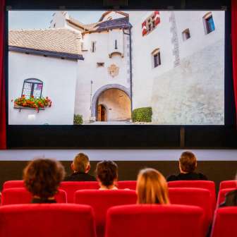 I visitatori del vecchio cinema di Vaduz guardano un filmato con filmati del Liechtenstein