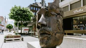 Scultura in bronzo "African King" di Gunther Stilling con una testa maschile astratta nella zona pedonale di Vaduz.