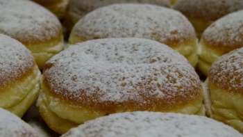 Primo piano di ciambelle con zucchero a velo 
