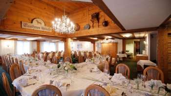 Accogliente sala da pranzo con zona bar, arredi rustici e atmosfera accogliente