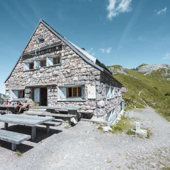 rifugio Pfälzerhütte nelle Alpi del Liechtenstein, con tempo soleggiato