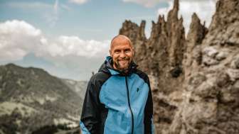 Marco Büchel in escursione sulle montagne del Liechtenstein Marco Büchel si gode un'escursione nel paesaggio montano alpino del Liechtenstein con il bel tempo