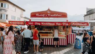 Camioncino rosso sulla piazza del municipio di Vaduz