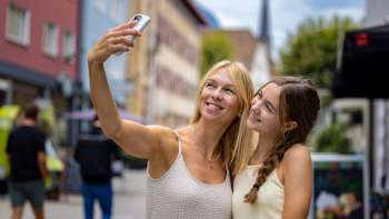 Due donne si scattano un selfie in allegria nel centro di Vaduz