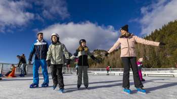 Famiglia mentre pattina sul ghiaccio a Malbun