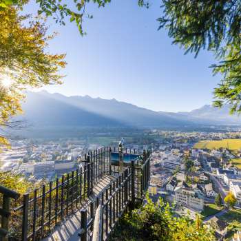 Vista dalla terrazza panoramica sulla soleggiata valle del Reno e sulla città di Vaduz.