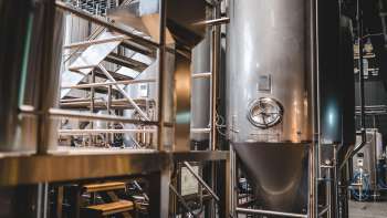 Grande serbatoio in acciaio inox e tecnologia di birrificazione nell'area di produzione del birrificio Liechtenstein