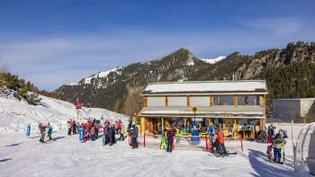Giornata di sci invernale davanti al Area giochi Malbi Park