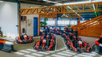 Diversi e-kart rossi sulla pista di karting indoor di Nendeln, pronti per la prossima gara