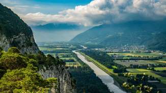 Vista da Ellhorn a Balzers sul Reno e sulla valle del Reno con pendii rocciosi, il corso del fiume e una vista di ampio respiro sulla regione alpina