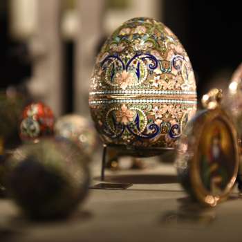 Primo piano delle uova Fabergé ornate in una vetrina della Camera del Tesoro del Liechtenstein