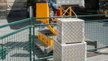 Bambino che gioca con un escavatore davanti al Punto di ritrovo Schlucher-Treff