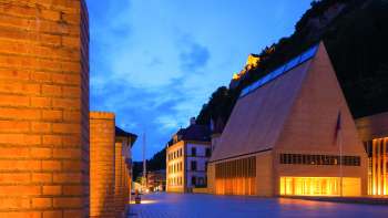 Il palazzo del Parlamento illuminato al tramonto a Vaduz