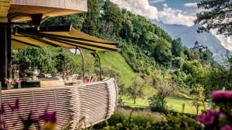 Terrazza del Park Hotel Sonnenhof in Liechtenstein con vista sul castello di Vaduz e sul paesaggio alpino circostante