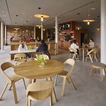 Accogliente sala da pranzo con mobili in legno all'Ostello della Gioventù di Schaan/Vaduz